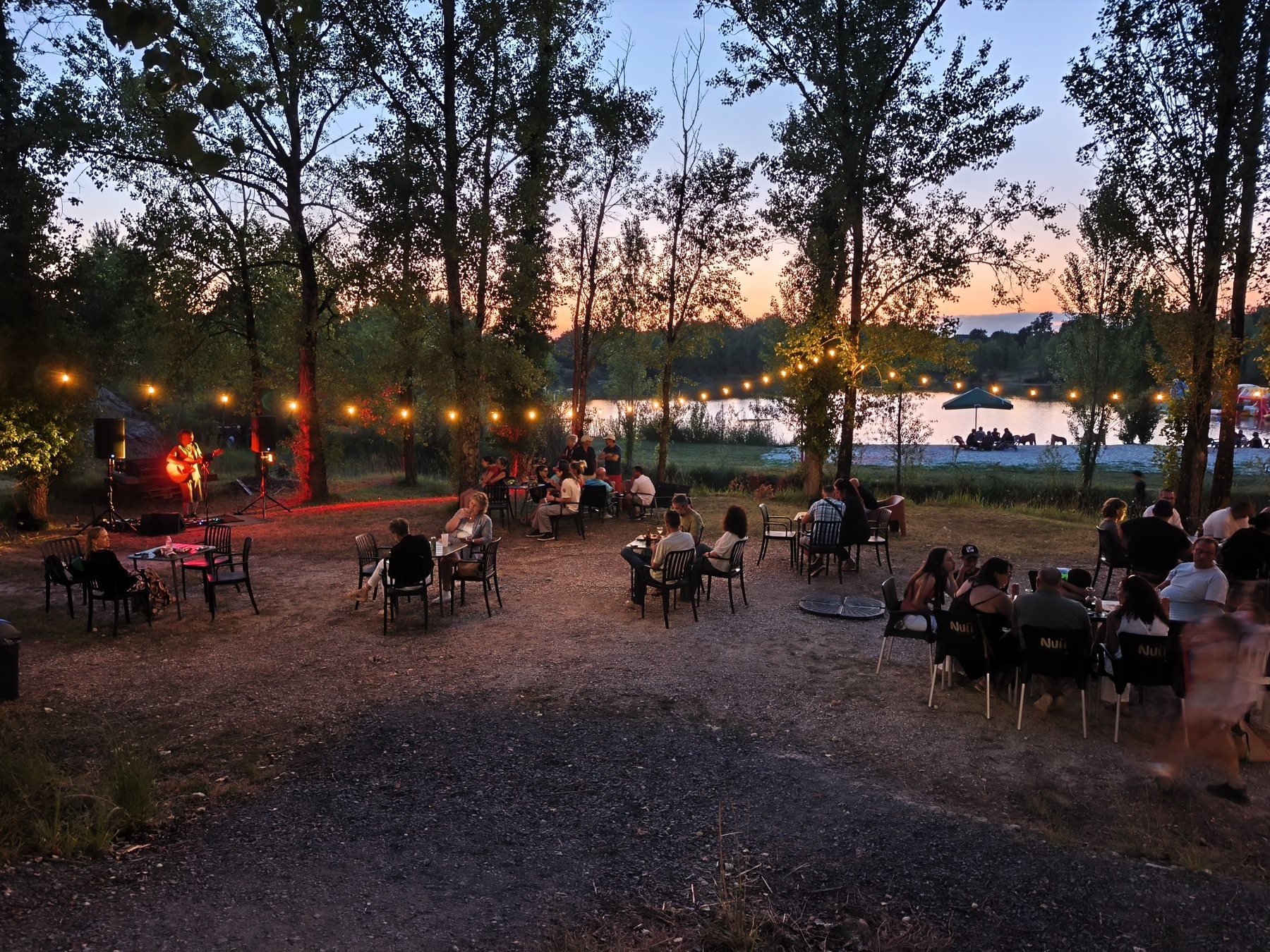 Soirée guinguette avec musique et guirlandes